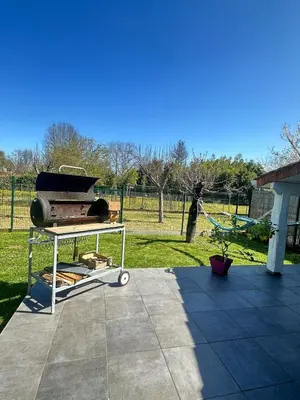 Barbecue disponible mis à disposition des clients de la maison de vacances