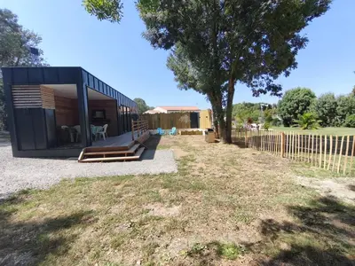 Jardin de l'établissement Insolite - Conteneur amenagé