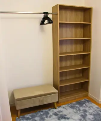 Bibliothèque dans la maison de vacances