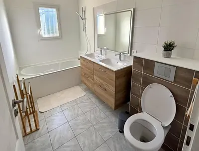Salle de bains dans l'établissement Maison cosy avec SPA - Logis Flo - à 15 min du Futuroscope