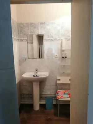 Salle de bains dans l'établissement Grande maison de ville avec jardin Valence en Poitou pour 8 à 14 personnes