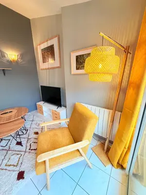 Télévision ou salle de divertissement dans l'établissement Le Palais