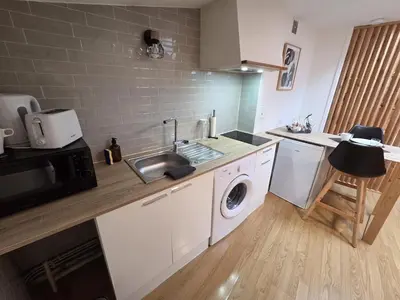 Cuisine ou kitchenette dans l'établissement Le Pumba - large studio avec Wi-Fi