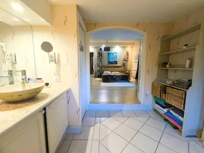 Cuisine ou kitchenette dans l'établissement Maison de vacances 12 personnes Champniers
