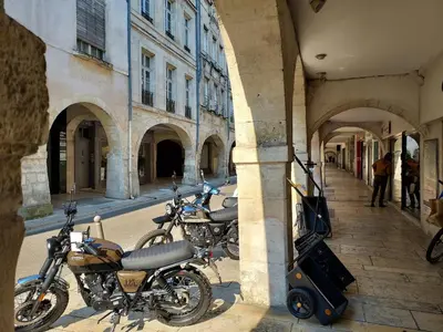 Vélo sur le terrain de l'établissement La Terrasse du Marché ou dans les environs