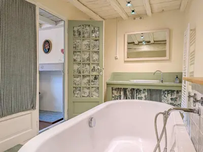 Salle de bains dans l'établissement Charente Cozy Family Winter Retreat