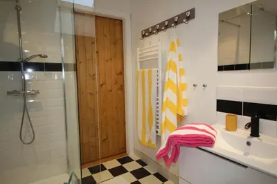 Salle de bains dans l'établissement Charente Cozy Family Winter Retreat