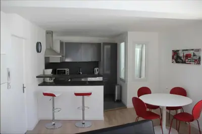 Cuisine ou kitchenette dans l'établissement 40 m apartment facing the Old Port of La Rochelle