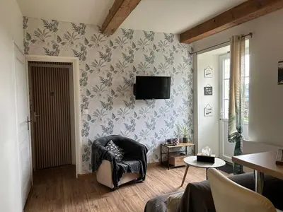 Télévision ou salle de divertissement dans l'établissement La maison du bonheur