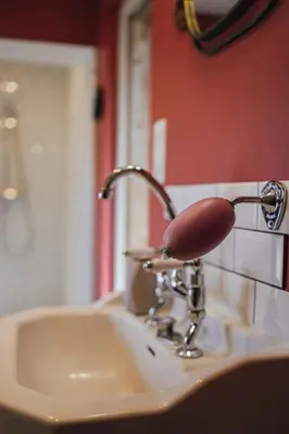 Salle de bains dans l'établissement Chez Guilem chambre rose