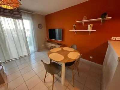 Télévision ou salle de divertissement dans l'établissement Le Calarius - place parking gratuit