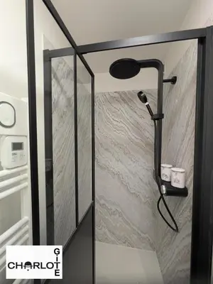 Salle de bains dans l'établissement Gîte Charlot - Proche Futuroscope Aquascope