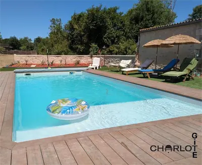 Piscine de l'établissement Gîte Charlot - Proche Futuroscope Aquascope ou située à proximité
