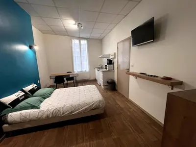 Télévision ou salle de divertissement dans l'établissement Beau Studio dans une rue au calme en Centre Ville de Niort proche de la Gare