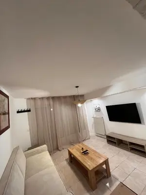 Télévision ou salle de divertissement dans l'établissement Logement autonome pour 2 à 4 personnes