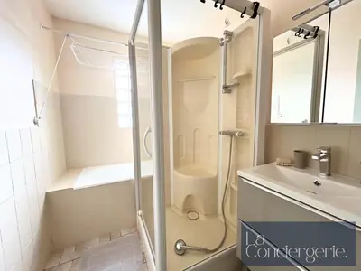 Salle de bains dans l'établissement Le Cadre Doré - Parking - PoitiersCentre - LaConciergerie -