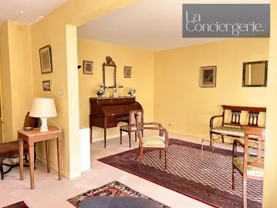Coin salon dans l'établissement Le Cadre Doré - Parking - PoitiersCentre - LaConciergerie -