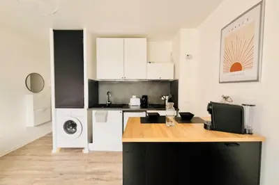 Cuisine ou kitchenette dans l'établissement Bright apartment near the port of La Rochelle