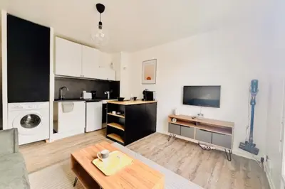 Cuisine ou kitchenette dans l'établissement Bright apartment near the port of La Rochelle