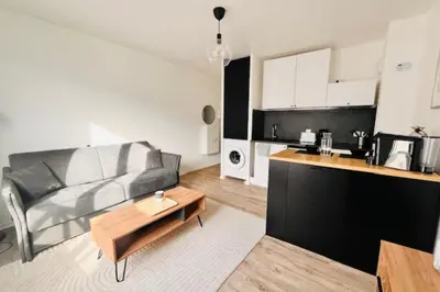 Cuisine ou kitchenette dans l'établissement Bright apartment near the port of La Rochelle
