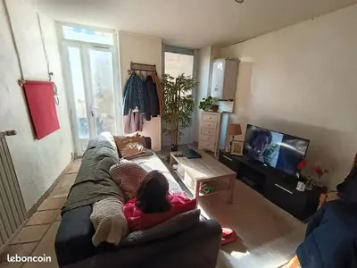 Télévision ou salle de divertissement dans l'établissement Studio Confort Niort
