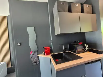 Cuisine ou kitchenette dans l'établissement Studio Balnéo Bord de mer Fouras - 800m de la plage