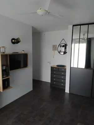 Télévision ou salle de divertissement dans l'établissement Très bel appartement 2 étoiles avec vue sur le port