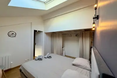Un ou plusieurs lits dans un hébergement de l'établissement Bright triplex in the heart of La Rochelle