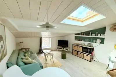 Télévision ou salle de divertissement dans l'établissement Charming bright apartment in the heart of the city