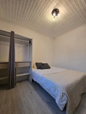 Un ou plusieurs lits dans un hébergement de l'établissement SWEET HOMES Cognac chambre privée confortable n1