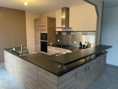Cuisine ou kitchenette dans l'établissement SWEET HOMES Cognac chambre privée confortable n1
