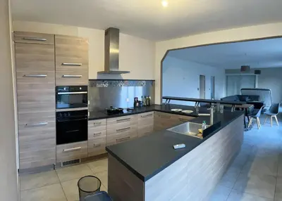 Cuisine ou kitchenette dans l'établissement SWEET HOMES Cognac chambre privée confortable n1