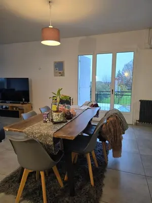 Télévision ou salle de divertissement dans l'établissement SWEET HOMES Cognac chambre privée confortable n1