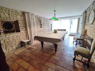 Coin salon dans l'établissement Gîte des Trois Coeurs, 4-8pers, charme ancien et salle de jeux