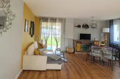 Télévision ou salle de divertissement dans l'établissement Maison Chardonnerets - Poitiers