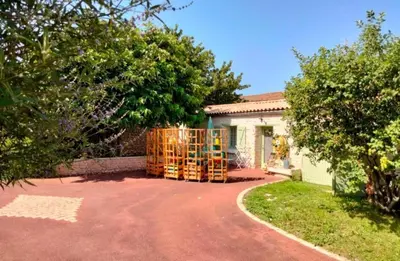 Jardin de l'établissement Gite Le Romarin