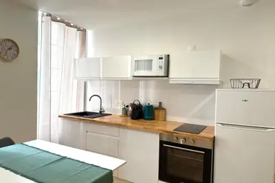 Cuisine ou kitchenette dans l'établissement Léchappée avec cour partagée