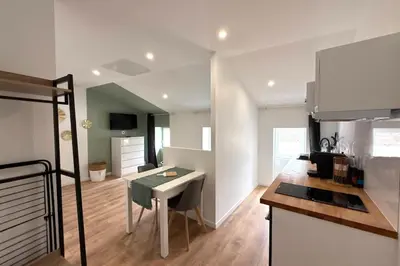 Cuisine ou kitchenette dans l'établissement La Cachette