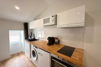 Cuisine ou kitchenette dans l'établissement La Cachette