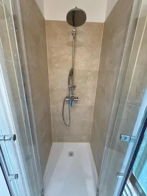 Salle de bains dans l'établissement Le Nid avec cour paratagée