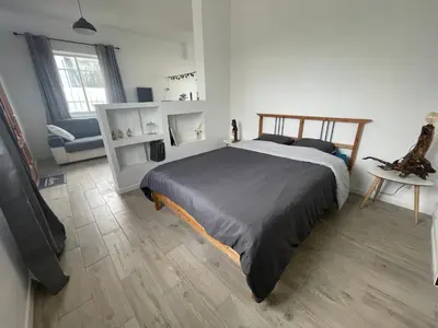 Un ou plusieurs lits dans un hébergement de l'établissement Studio Cosy avec déco artisanale unique