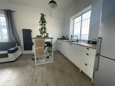 Cuisine ou kitchenette dans l'établissement Studio Cosy avec déco artisanale unique