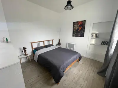 Un ou plusieurs lits dans un hébergement de l'établissement Studio Cosy avec déco artisanale unique