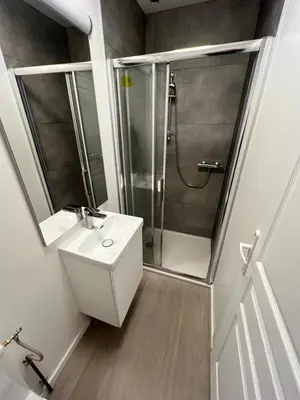 Salle de bains dans l'établissement T2 calme - clim et parking gratuit - Abbaye aux Dames