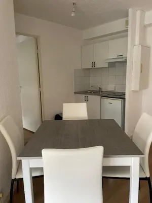 Cuisine ou kitchenette dans l'établissement Appartement RDC meublé avec 2 chambres