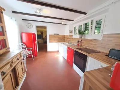 Cuisine ou kitchenette dans l'établissement Lentre du Chteau 1