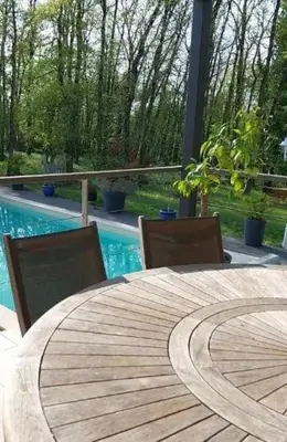 Piscine de l'établissement Maison proche commerce, 20 min du Futuroscope ou située à proximité