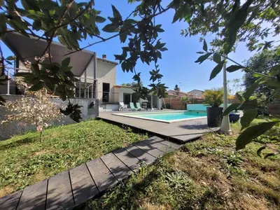 Piscine de l'établissement Maison proche commerce, 20 min du Futuroscope ou située à proximité