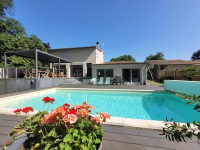 Piscine de l'établissement Maison proche commerce, 20 min du Futuroscope ou située à proximité