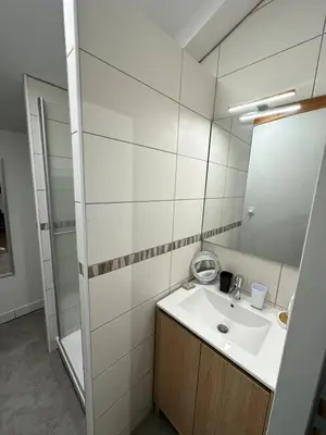 Salle de bains dans l'établissement Maison conviviale avec jardin à Saint-Maurice-la-Clouère
